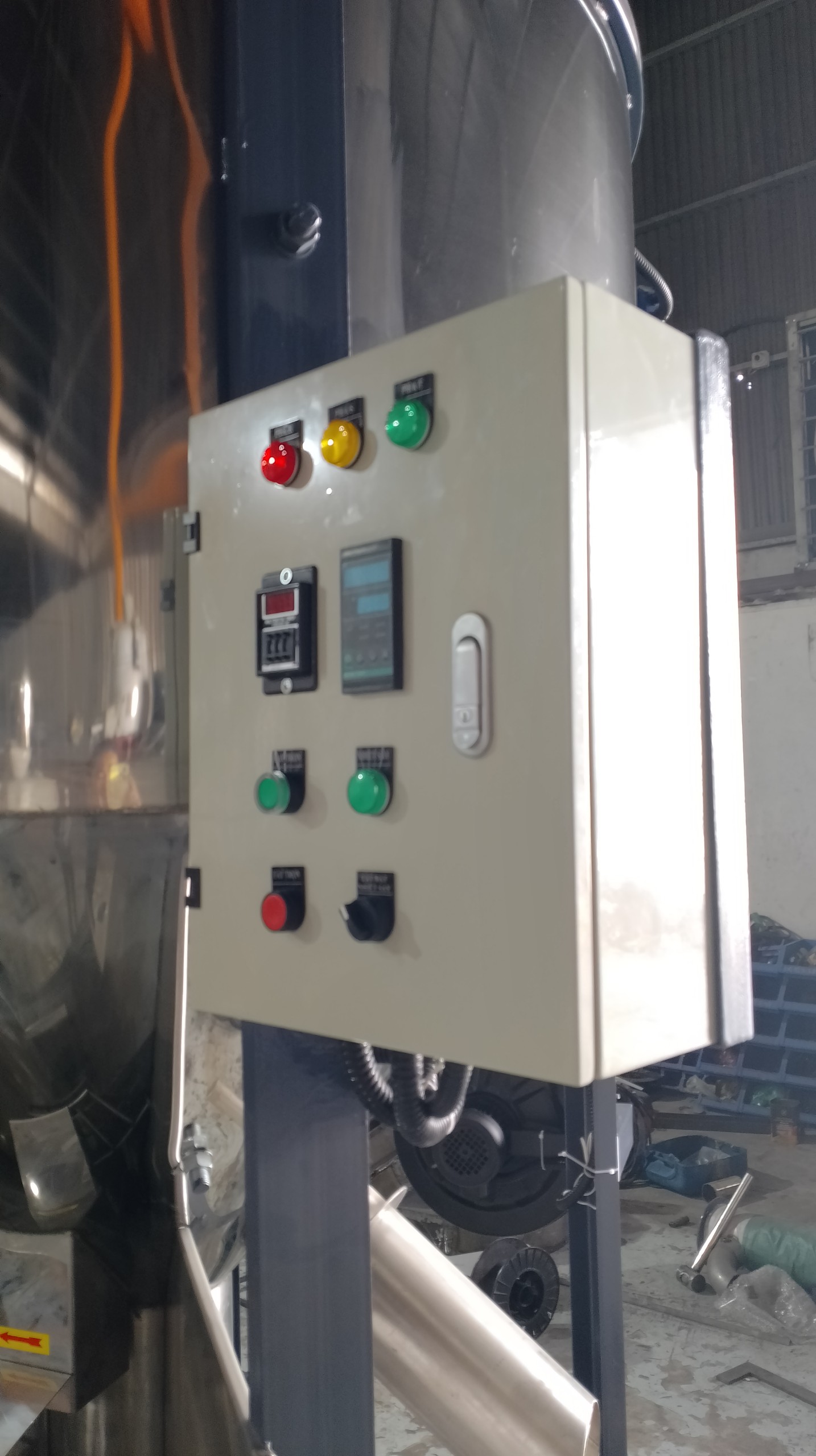 Tủ điện của máy trộn hạt được thiết kế với nhiều chức năng