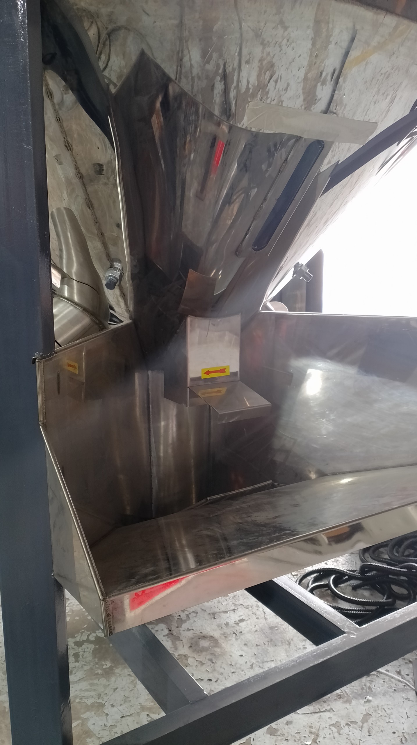Máng nhập nguyên liệu cho máy trộn nh