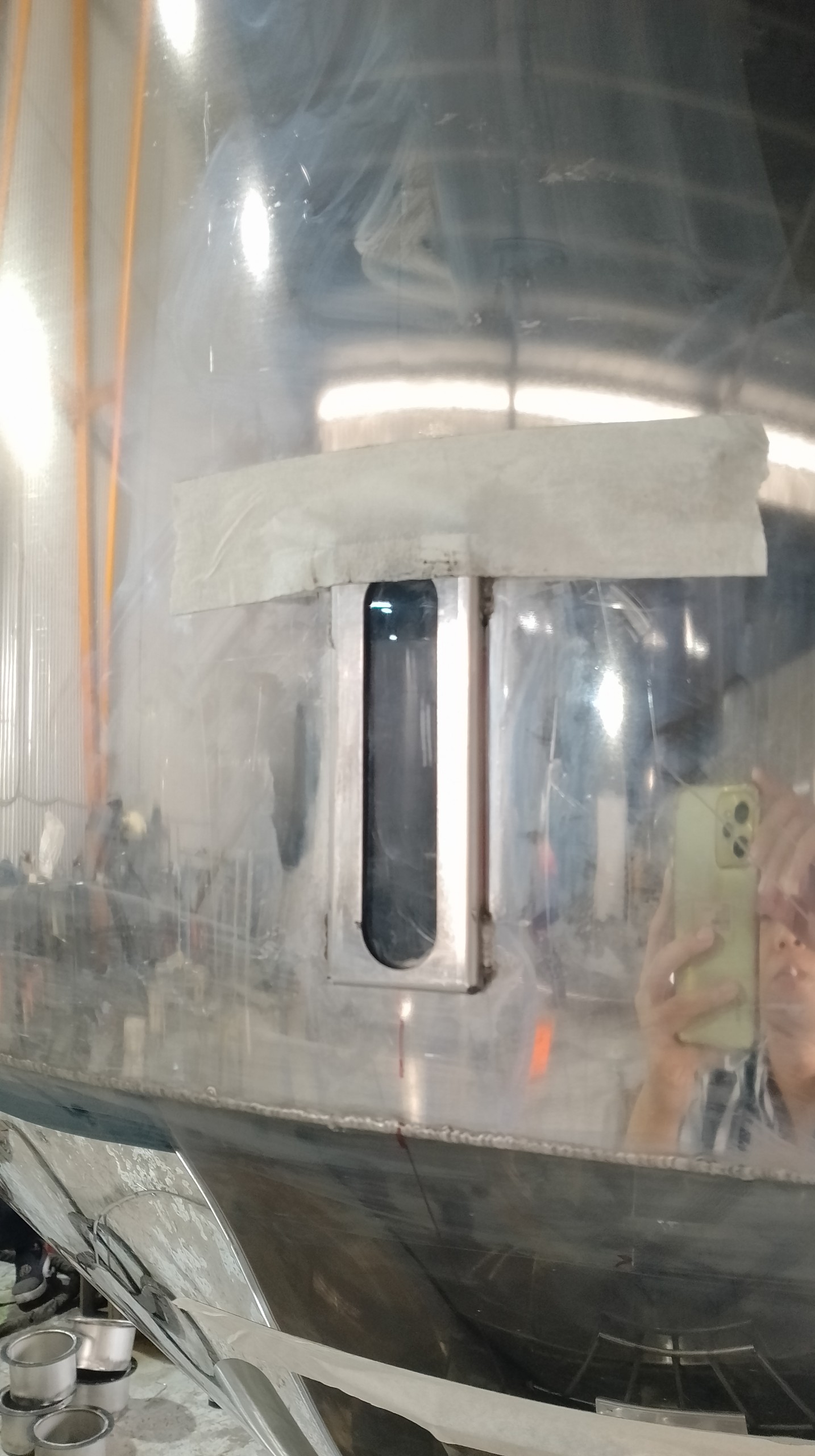 Khe nhìn vào buồng trộn của máy trộn bằng kính cường lực quan sát rõ chất lượng hiện trạng mẻ trộn