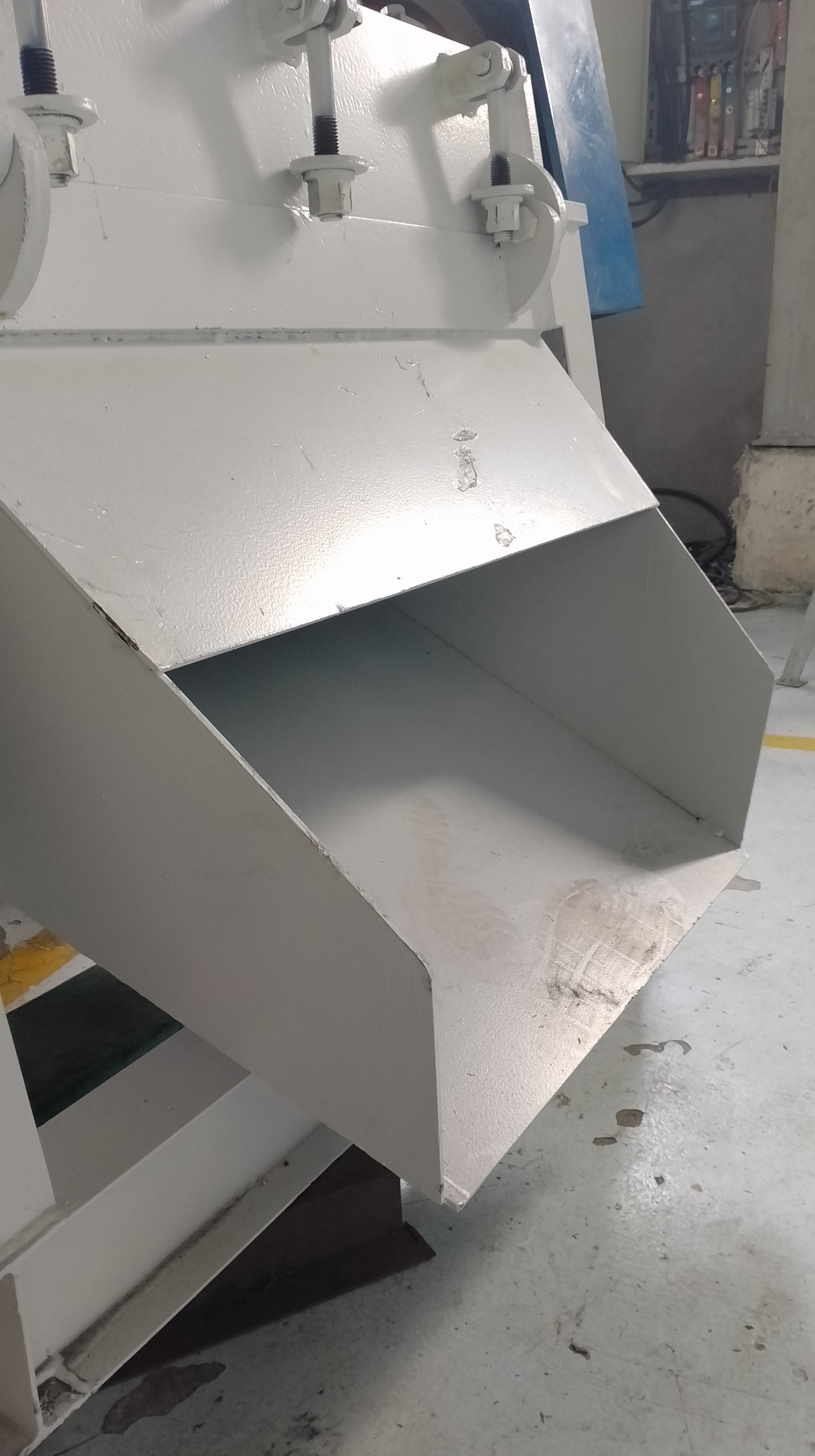 Cửa xuất nguyên liệu cho máy băm đa năng