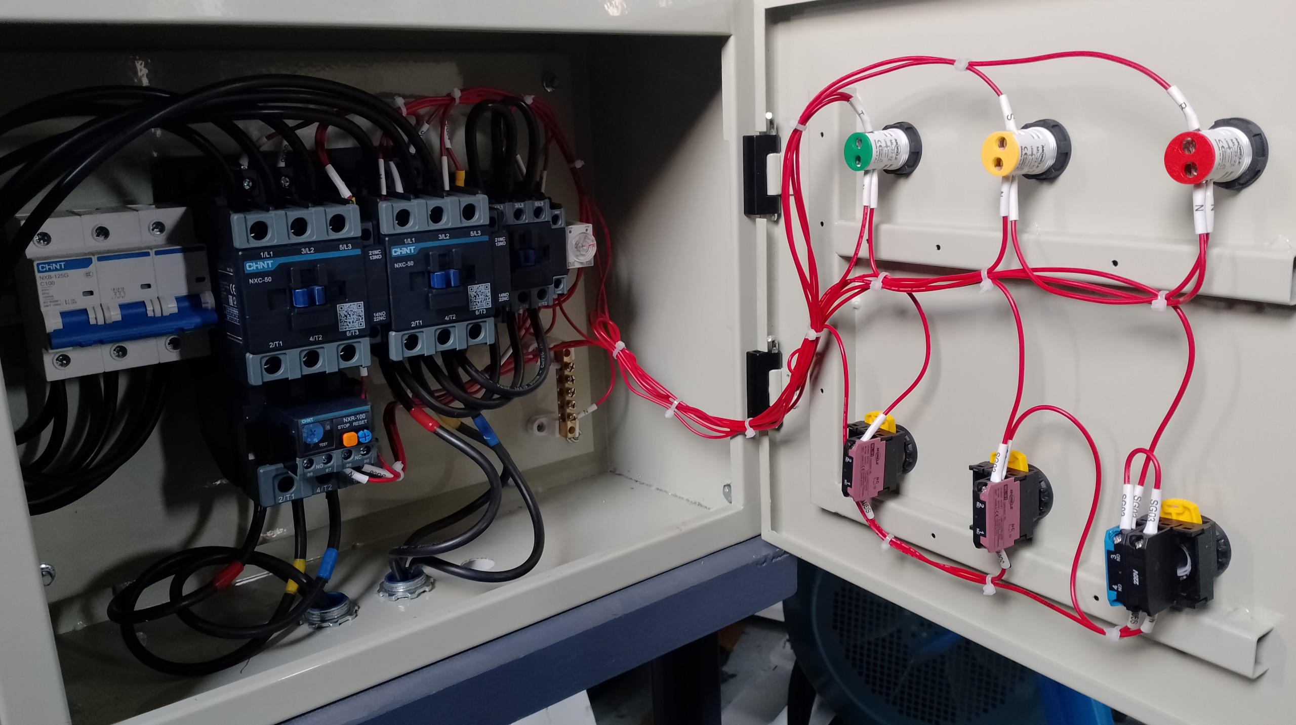 Tủ điện máy băm nhựa đa năng, gồm nhiều dây dẫn, Circuit breaker (CP) và cầu dao.