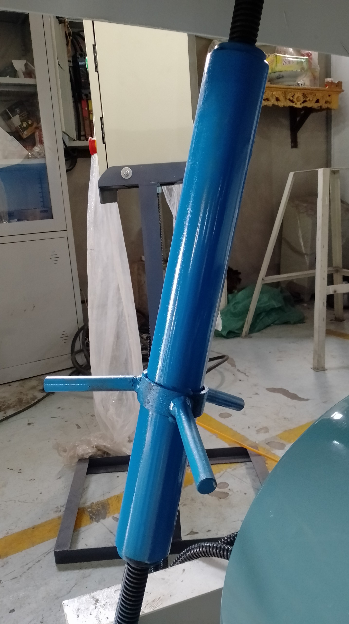 Trục vít nâng hạ cửa khoang băm cho máy băm nhựa đa năng