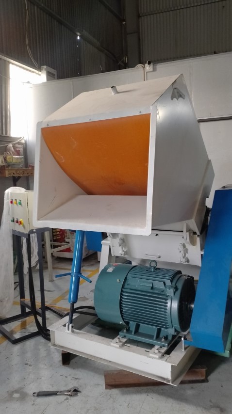 Tấm chắn nguyên liệu bắn ngược của máy băm nhựa