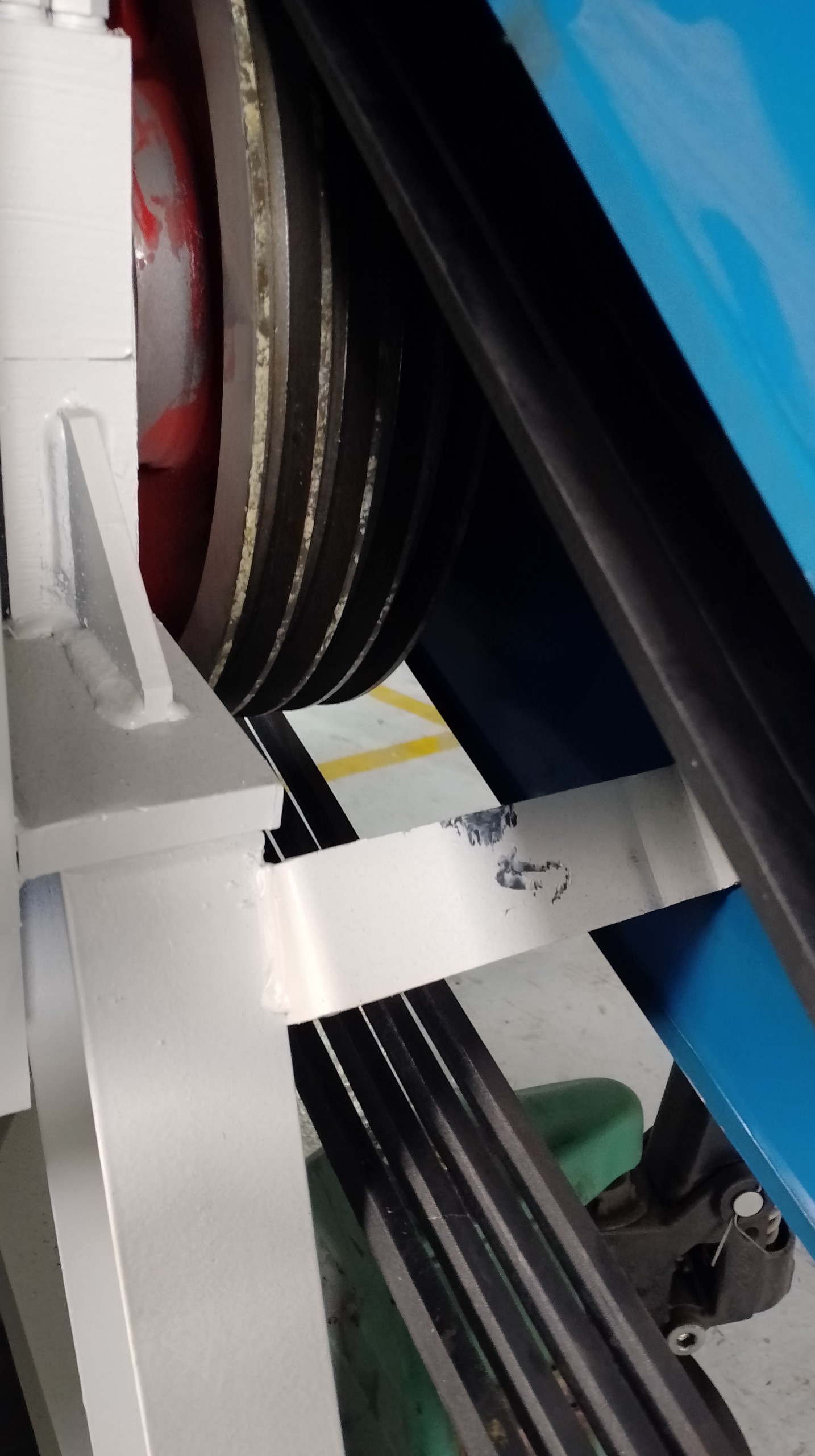 Dây curoa, truyền tải động năng từ động cơ đến trục băm của máy băm nhựa, gồm 4 dây đai song song đặt trong buồng bảo vệ