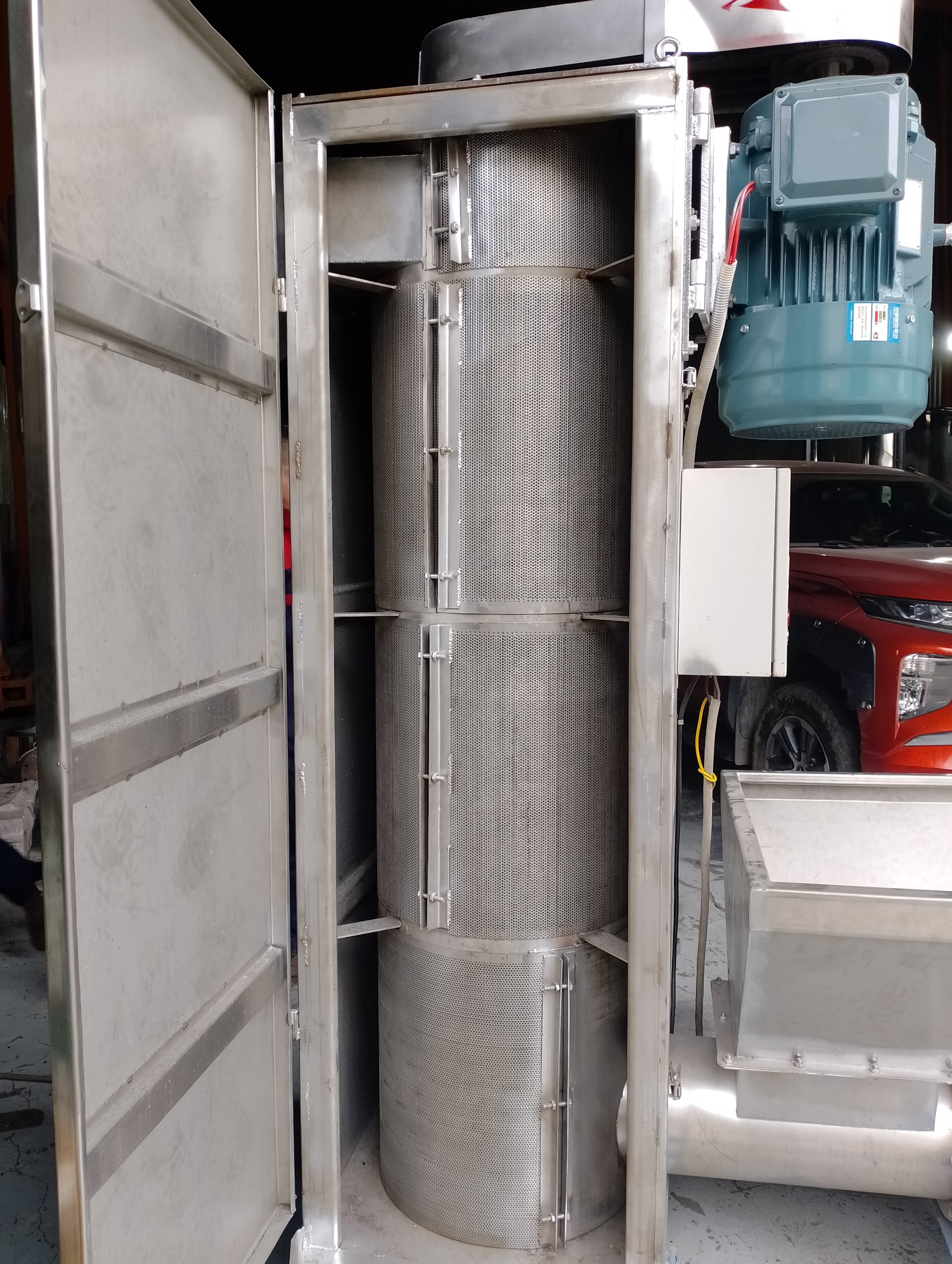 Buồng vắt có lồng vắt của máy vắt nhựa ly tâm.