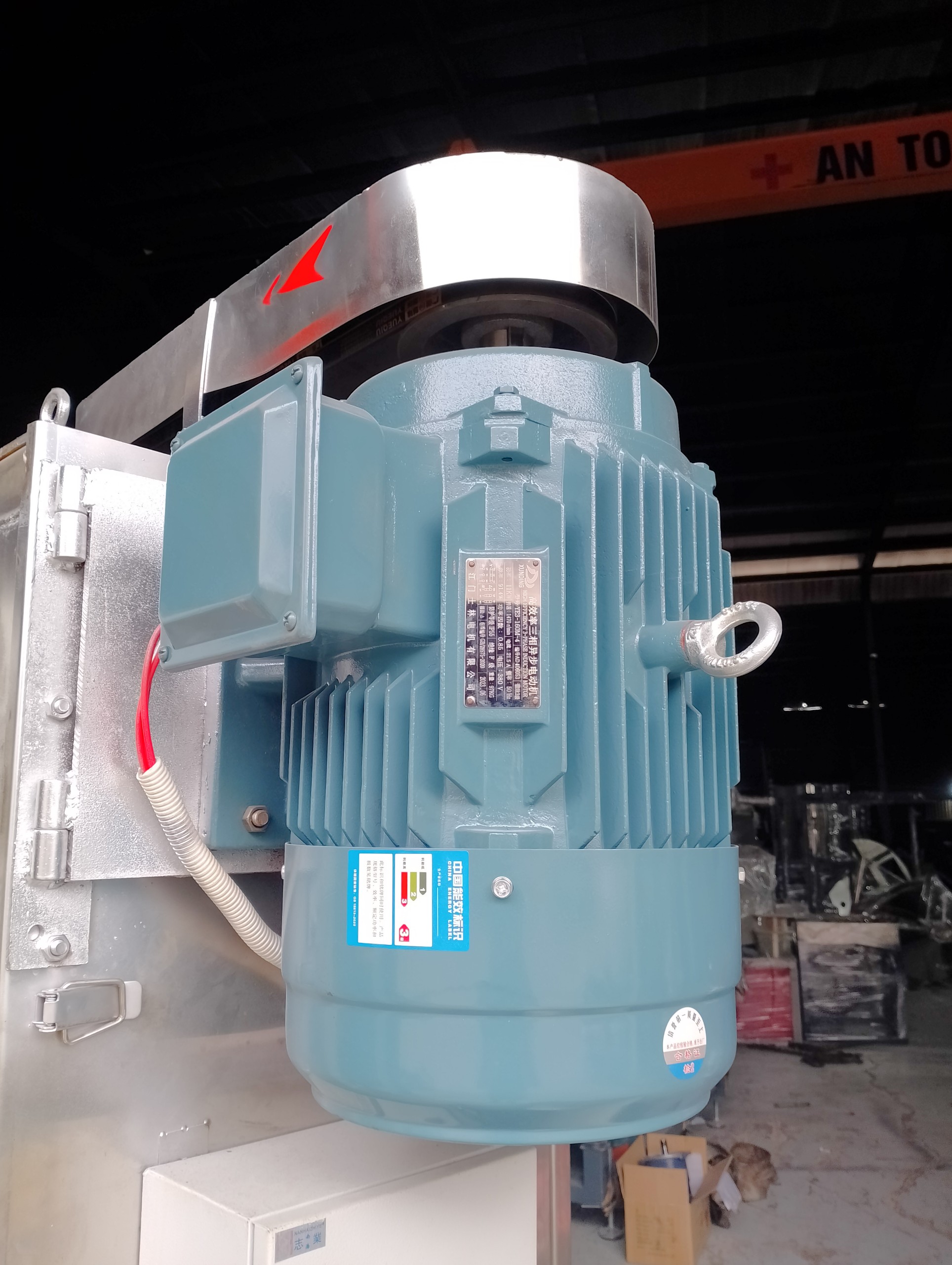 motor đi kèm máy vắt ly tâm, có chiều xoay theo mũi tên màu đỏ