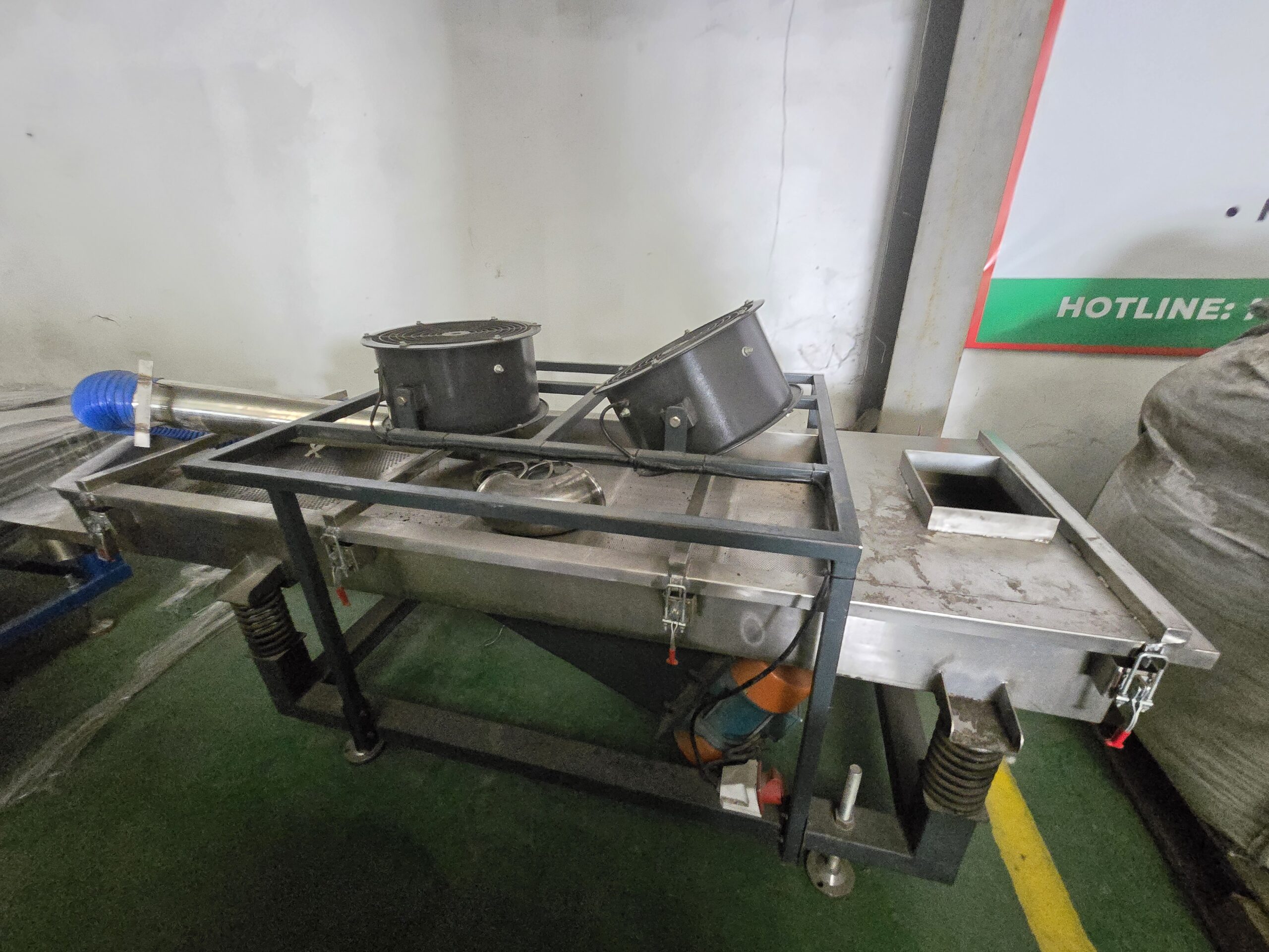 Sàng rung hạt nhựa kèm quạt làm mát