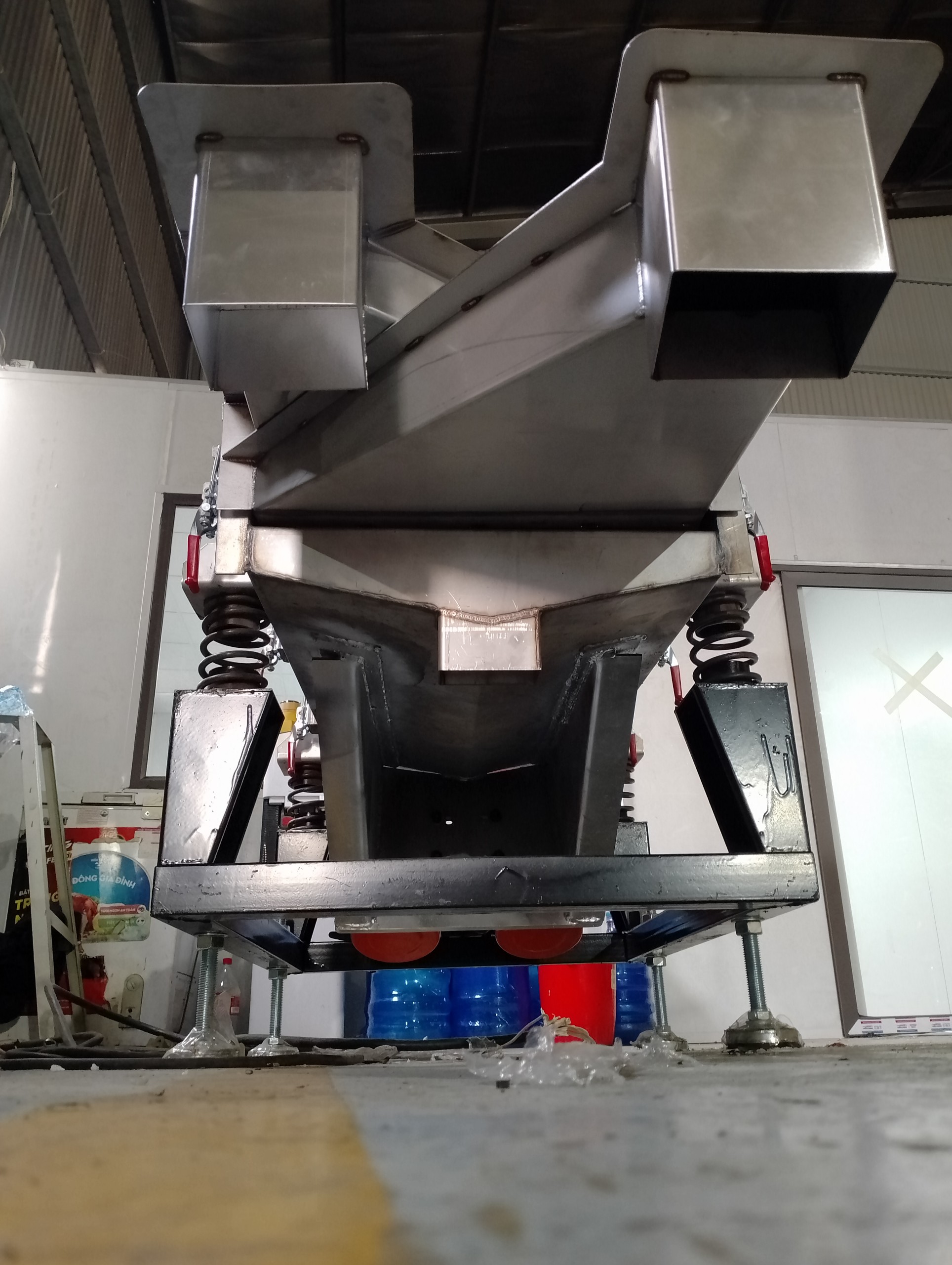 3 lỗ thoát vật liệu của sàng rung phân loại hạt