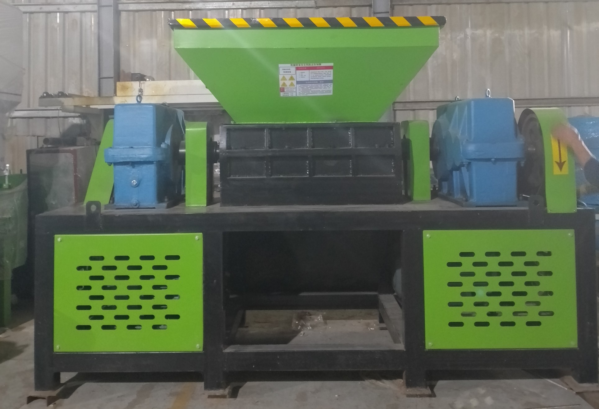 Máy băm - nghiền phế liệu dạng chậm. 8 tấc 2 trục