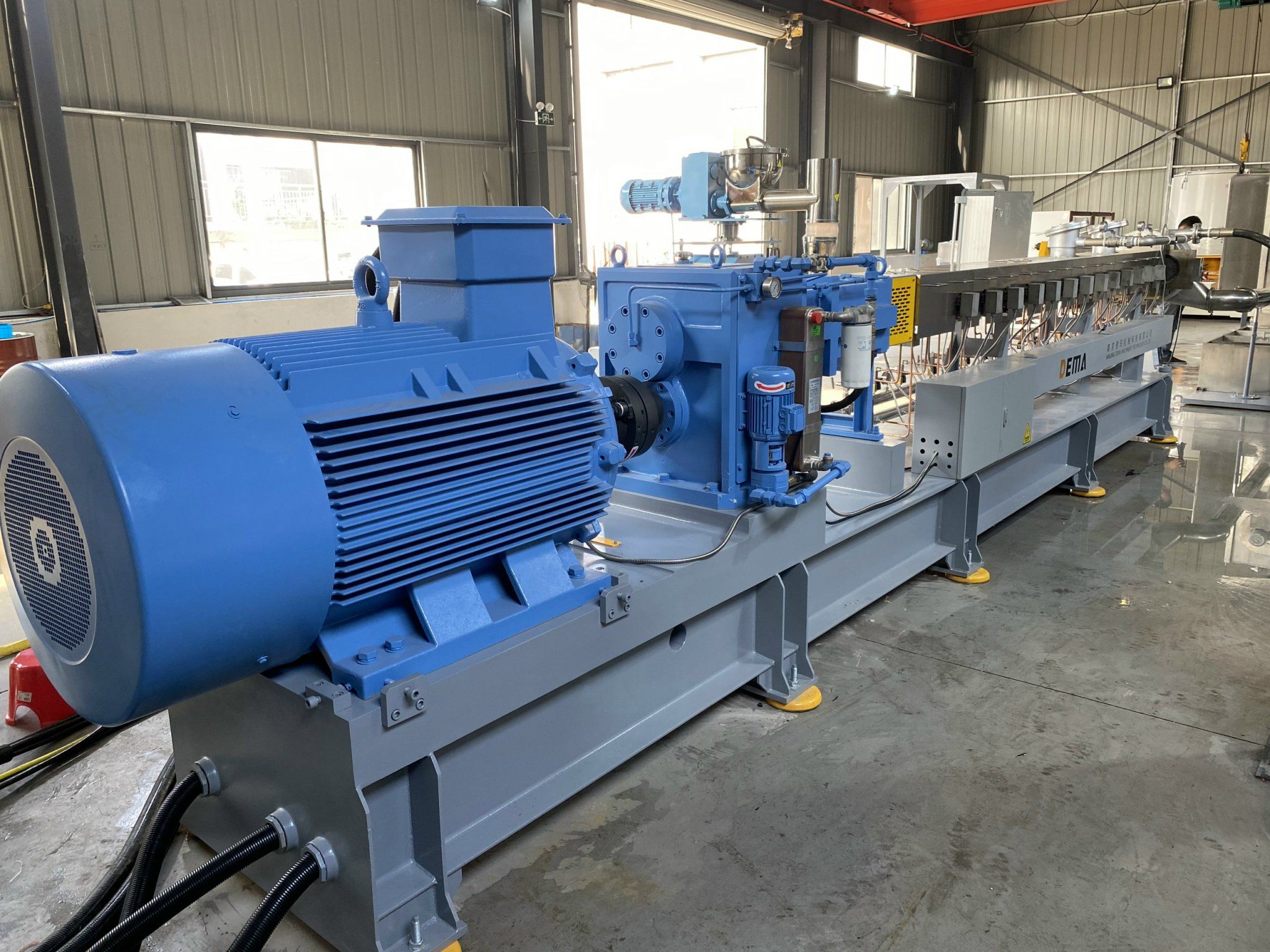 máy đùn trong dây chuyền ó hạt compound kỹ thuật