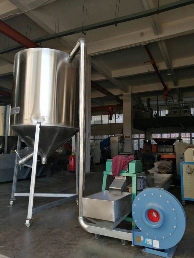 Máy hút thổi hạt nhựa và silo chứa.