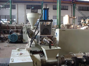 Máy tạo hạt nhựa tái chế.