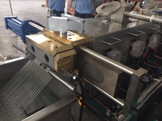 Máy tạo hạt nhựa sản xuất tại Việt Nam.