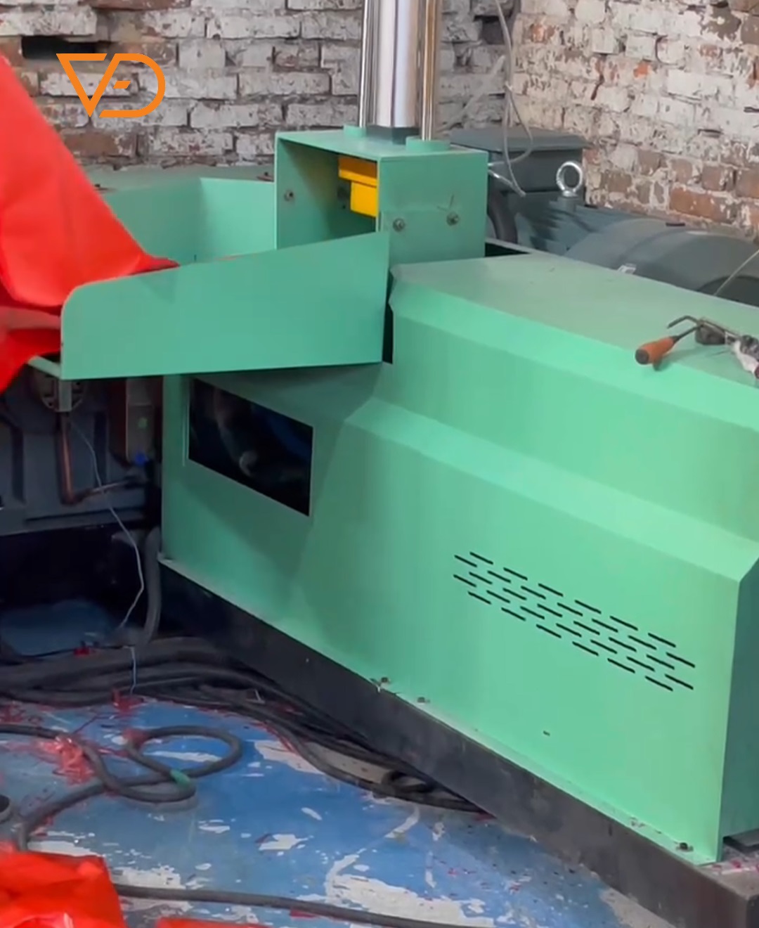 Máy tạo hạt mini từ màng nhựa