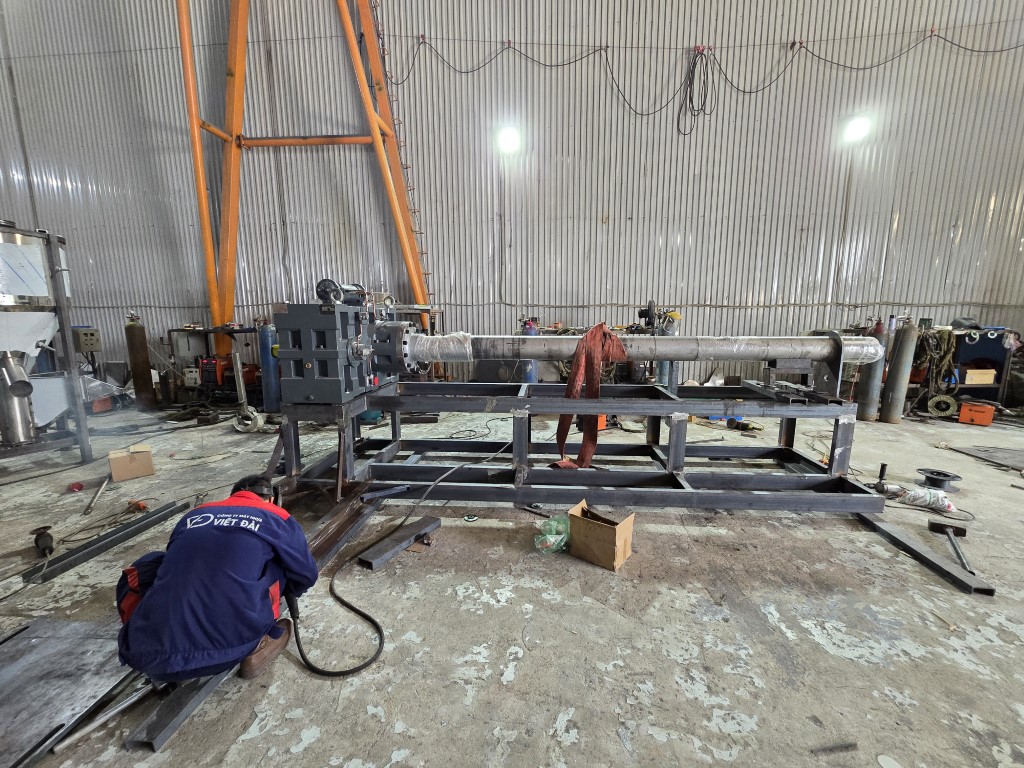 Nhân viên kỹ thuật Máy nhựa Việt Đài lắp ráp máy ó hạt nhựa 2 cấp