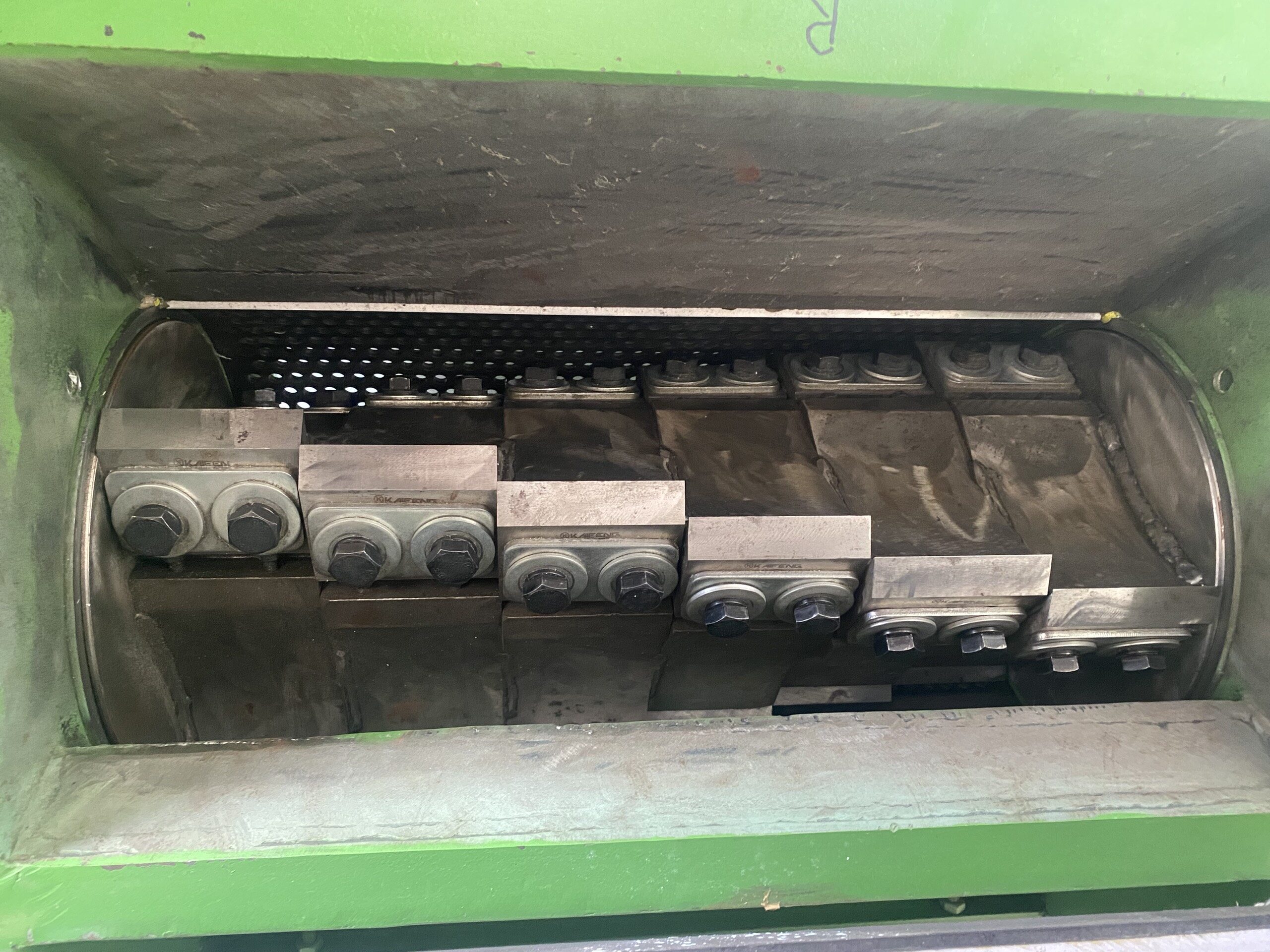 Dao máy băm nhựa cứng được sắp xếp tịnh tiến