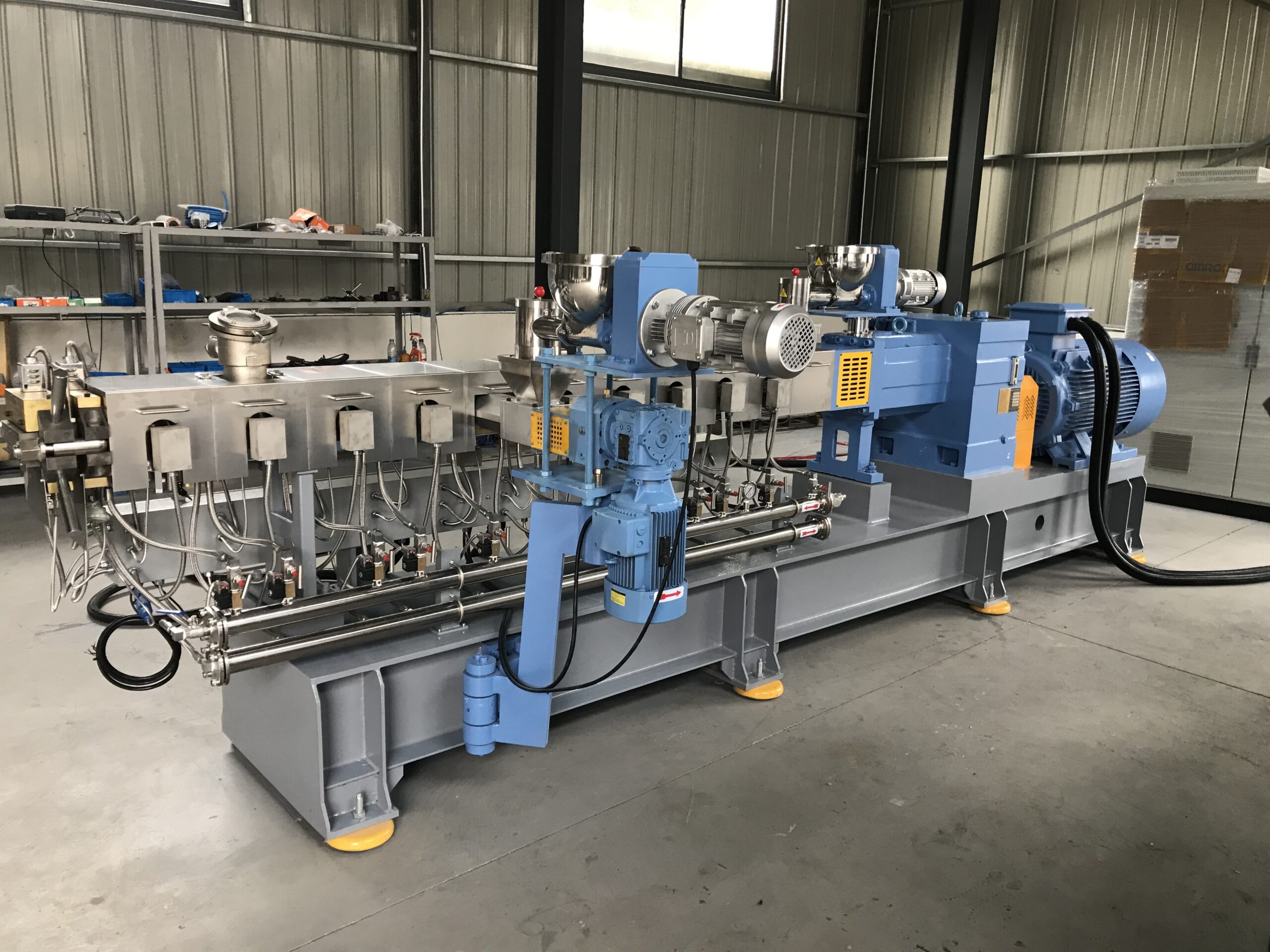 Máy tạo hạt nhựa màu, hạt nhựa kỹ thuật