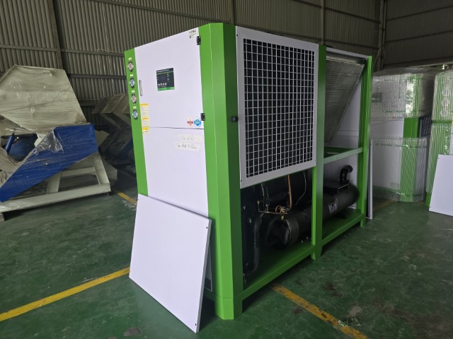 Chiller làm lạnh nước, giải nhiệt bằng khí trong ngành nhựa